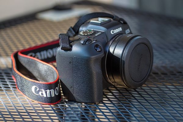 Canon EOS R7 – czy warto zainwestować w ten model aparatu?